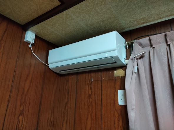 居室に取り付けられたエアコンです。